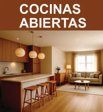 Cocina moderna de concepto abierto integrada al salón, con gabinetes marron y de madera clara, isla con taburetes , , lámparas colgantes y sillon al costado