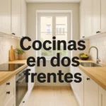 Cocina en dos frentes con encimeras de madera clara, muebles blancos y ventana central iluminando el espacio.