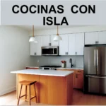 Cocina moderna con isla central de madera clara, encimeras blancas, gabinetes superiores blancos, electrodomésticos de acero inoxidable, grifería negra y luminarias colgantes en un ambiente minimalista y bien iluminado.