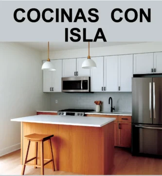 Cocina moderna con isla central de madera clara, encimeras blancas, gabinetes superiores blancos, electrodomésticos de acero inoxidable, grifería negra y luminarias colgantes en un ambiente minimalista y bien iluminado.