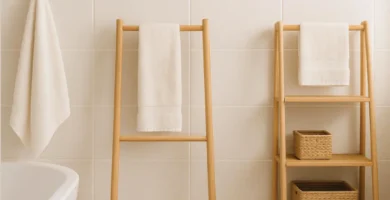 Ideas prácticas para colgar toallas en el baño sin taladro: ganchos adhesivos, estante con barra, y toallero de pie en baño moderno y pequeño.