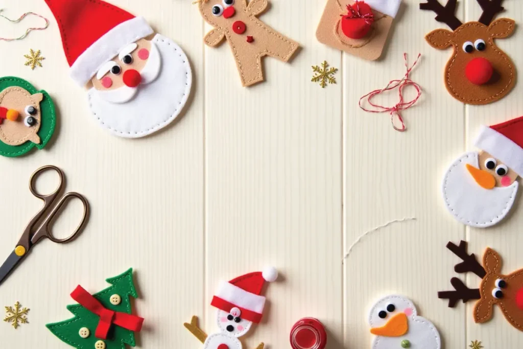 Adornos navideños temáticos con personajes de Santa, renos y muñecos de nieve, colores vivos y estilo familiar divertido.